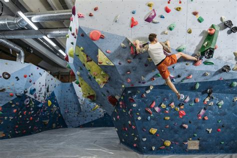Enfants et adolescents pratiquant l'escalade de bloc