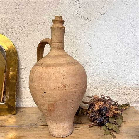 Amphore en terre cuite dans un jardin