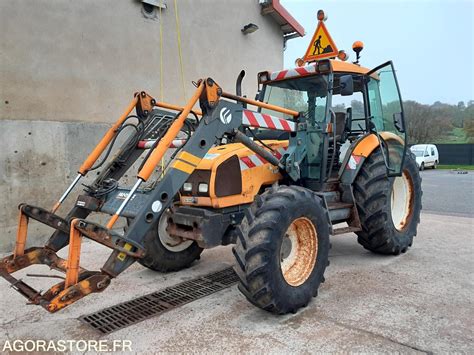 Tracteur Renault avec débroussailleuse attelée