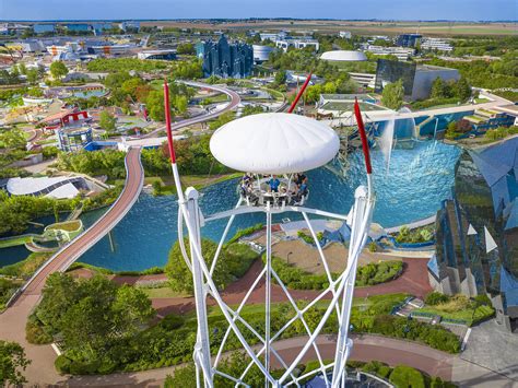 Vue aérienne du Futuroscope avec ses attractions emblématiques