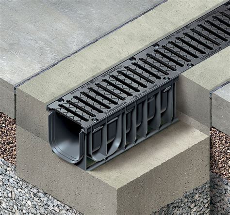 Exemple de caniveaux RECYFIX PRO s'intégrant dans un aménagement paysager