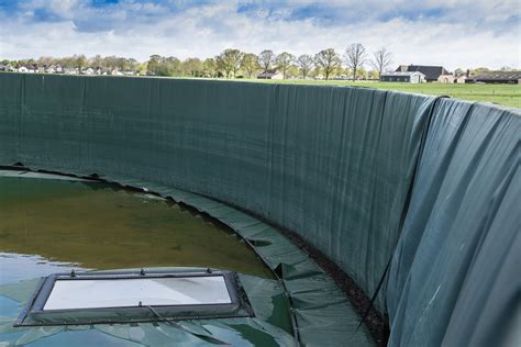 Dévidoir de bâche à silo en action
