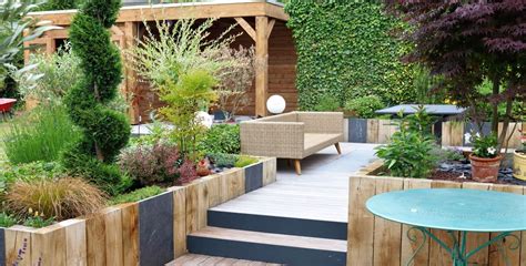 photo d'une terrasse en bois avec aménagement paysager