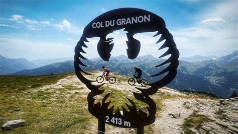 Cycliste sur le Col du Granon, avec la route étroite et sinueuse