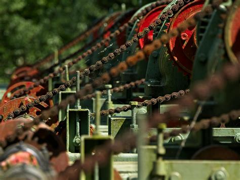 Vue rapprochée du mécanisme de l'éperon réglable arrière
