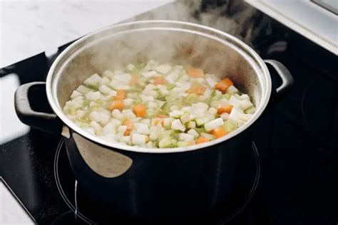 Marmite avec oignons et légumes en train de revenir