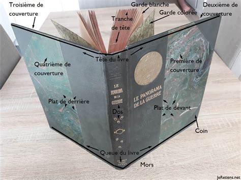Couverture du livre Le nom du monde est jardin avec des motifs végétaux stylisés