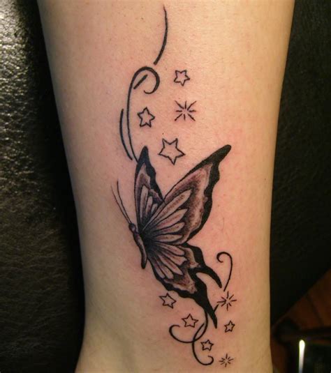 Tatouage de vigne grimpante avec papillons et étoiles