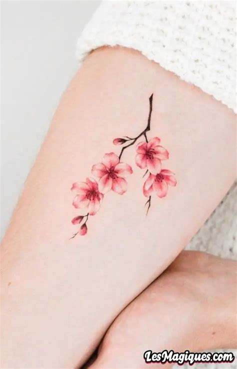 Tatouage de fleurs de cerisier dans le style aquarelle