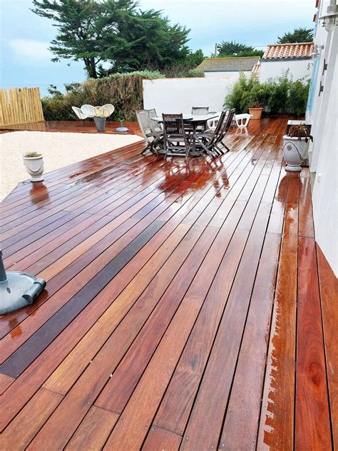 Infographie montrant les étapes d'entretien saisonnier d'une terrasse en bois exotique