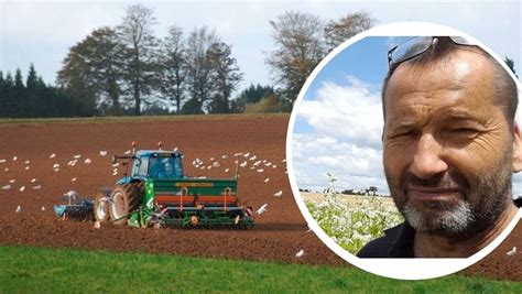 Agriculteur appliquant un traitement de semences