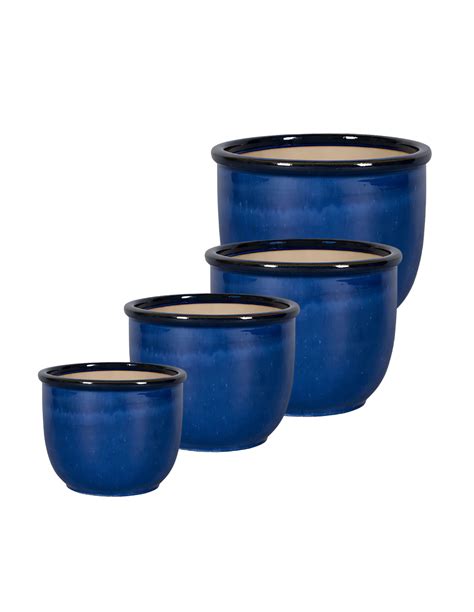 Comparatif visuel entre un pot en céramique émaillée et un pot en terre cuite