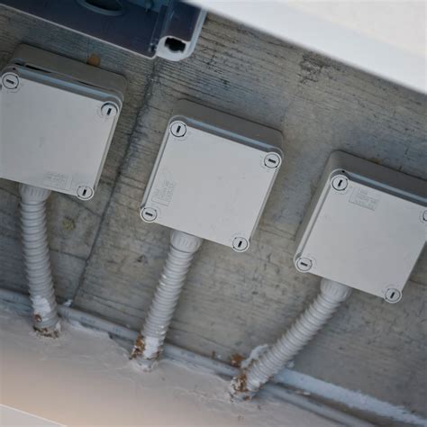 Exemples d'installations de boîtes de dérivation étanches en extérieur