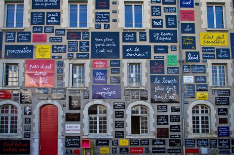 Façade de la Fondation du Doute avec le Mur des mots