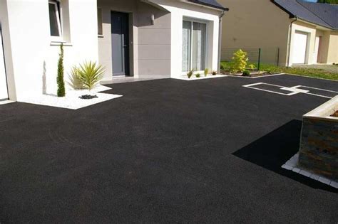 Plan d'une maison avec une allée en bitume et des bordures