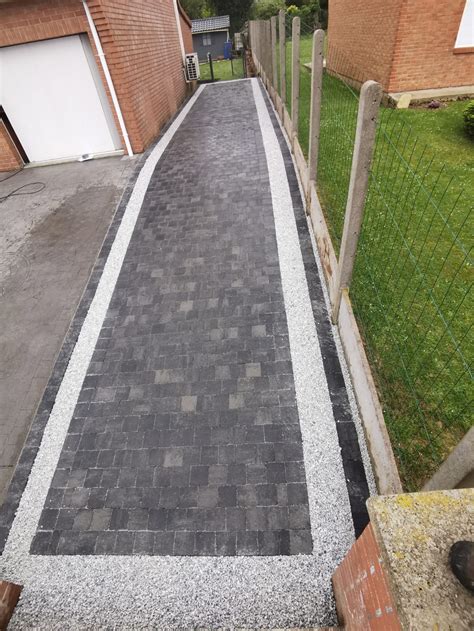 Exemple d'allée en bitume avec motif en pierre