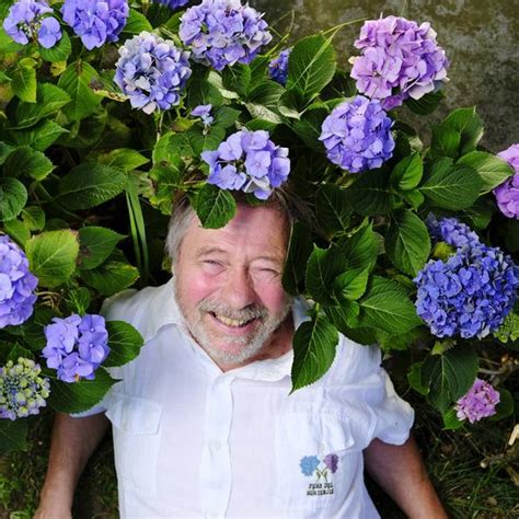 Jacques Labarbe lançant des hortensias dans les arènes