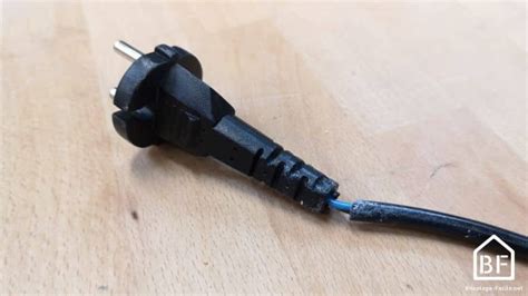 Câble d'alimentation électrique endommagé