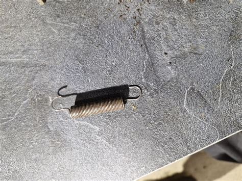 Montage du ressort de traction sur une tondeuse