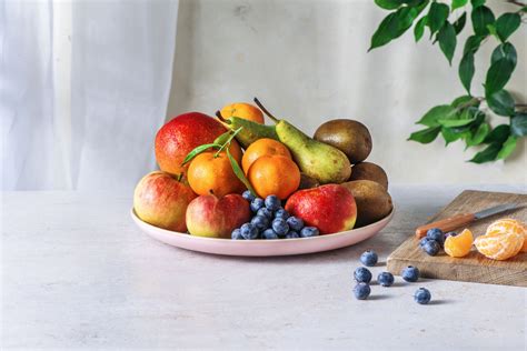 Panier de fruits de saison fraîchement cueillis dans un verger