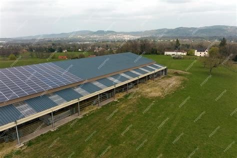 Vue aérienne d'une fumière moderne avec couverture