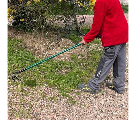 Jardinier utilisant un outil à manche long
