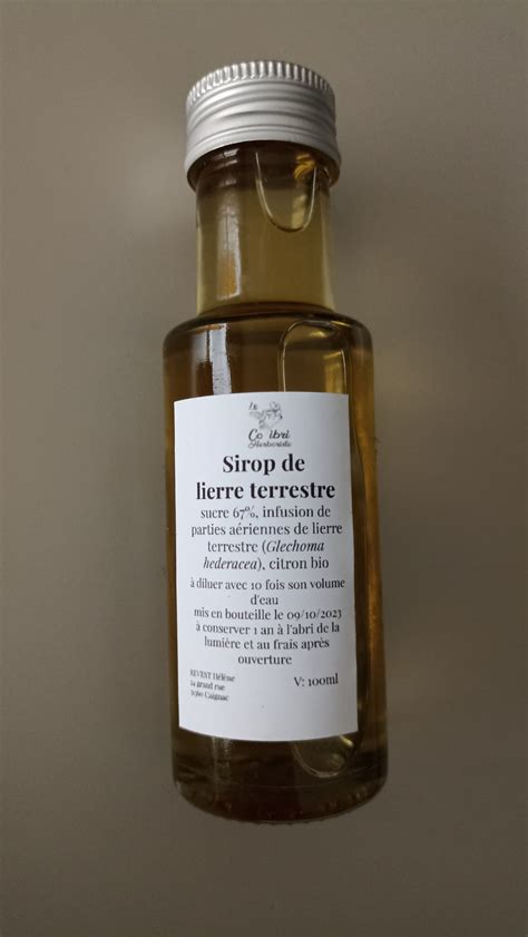Processus de fabrication d'un sirop artisanal de lierre terrestre, de la cueillette à la mise en bouteille