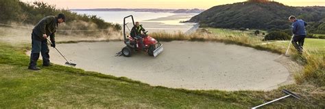 jardinier de golf au volant d'une tondeuse spécialisée