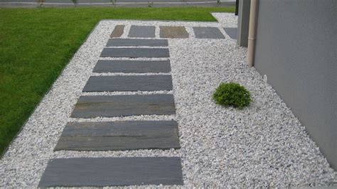 Exemple de bande de propreté avec pas japonais en schiste et galets de marbre blanc