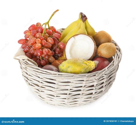Assortiment de petits fruits frais dans un panier