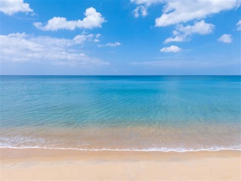 Vue du golf de Sainte-Maxime avec la mer en arrière-plan
