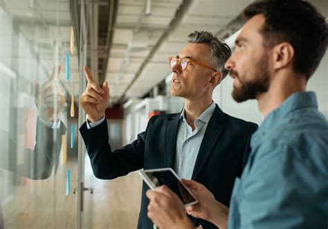 Tuteur et apprenti échangeant en milieu professionnel
