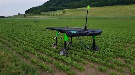 Vision futuriste d'un robot de désherbage équipé de brosses