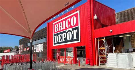 Rayon quincaillerie dans un magasin Brico Dépôt