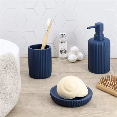 Salle de bain bleu marine avec accessoires dorés
