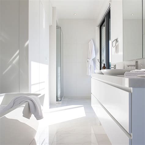 Salle de bain blanche avec carrelage texturé