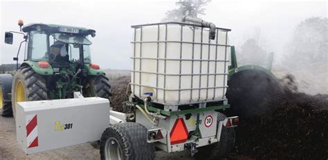 Machine retourneur d'andain en action