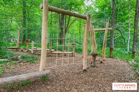 Aire de jeux en pleine nature avec animaux