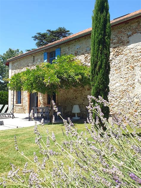 Gîte rural avec terrasse ombragée et vue sur la campagne