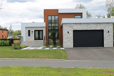 Façade d'une maison de retraite moderne avec jardin