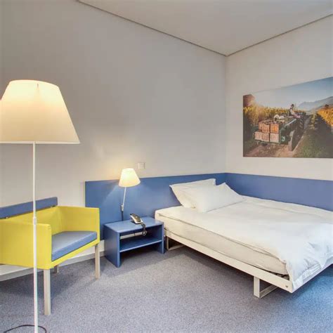 Chambre individuelle moderne et confortable en EHPAD