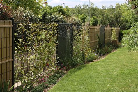 Exemple de clôture élégante pour un jardin frontal