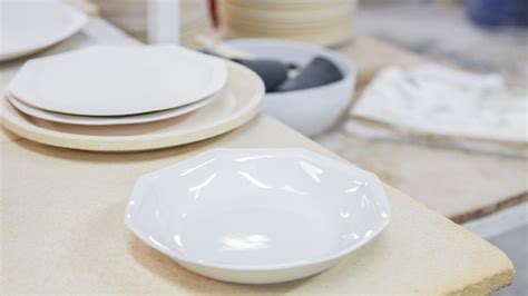 Comparaison visuelle entre des pièces en faïence, grès et porcelaine