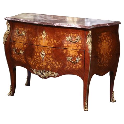 Commode ancienne avec motif pochoir
