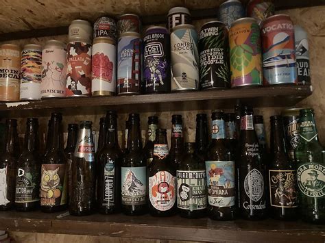 Collection de bouteilles de bières artisanales et de vins français