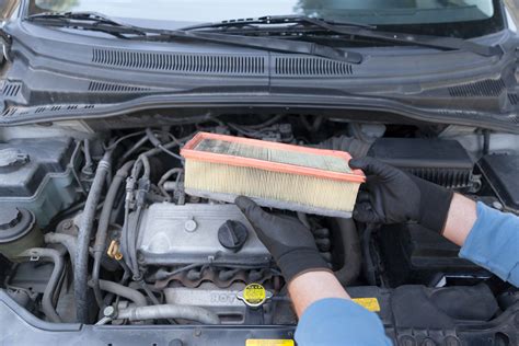 Filtre à air encrassé et nettoyé de débroussailleuse