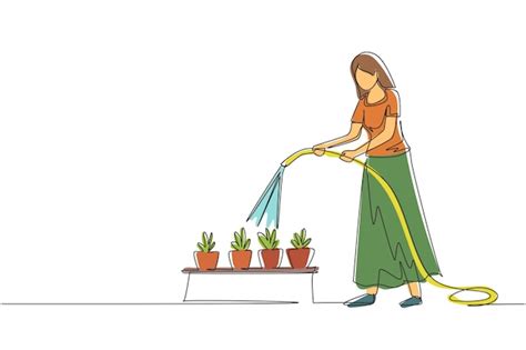 une femme arrosant ses plantes avec une bouteille de bière diluée