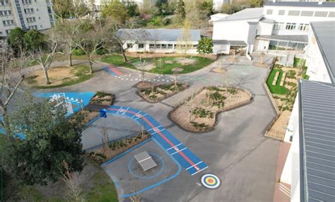 Vue aérienne typique d'une école primaire à La Réunion avec des espaces végétalisés