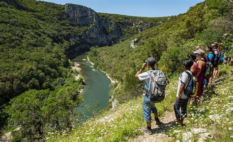Image d'un sentier de randonnée en Ardèche