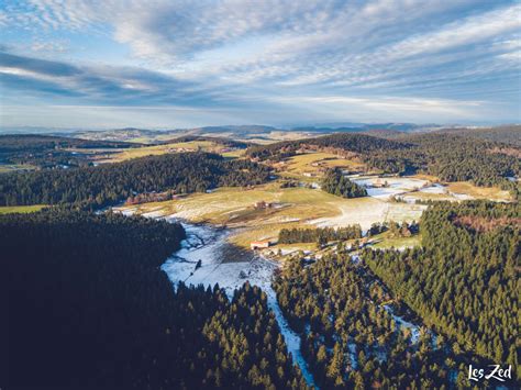 Paysage des vergers du Pilat avec les reliefs en arrière-plan